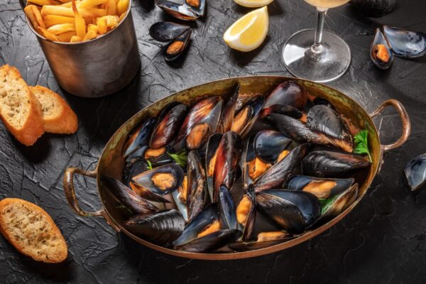 Moules frites, mussels with fries, with lemon and toasts