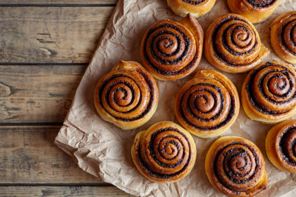 Freshly,Baked,Cinnamon,Buns,With,Spices,And,Cocoa,Filling,On